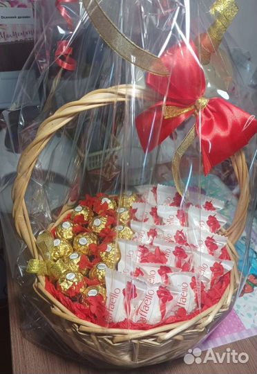 Букеты корзины из конфет Рафаэло