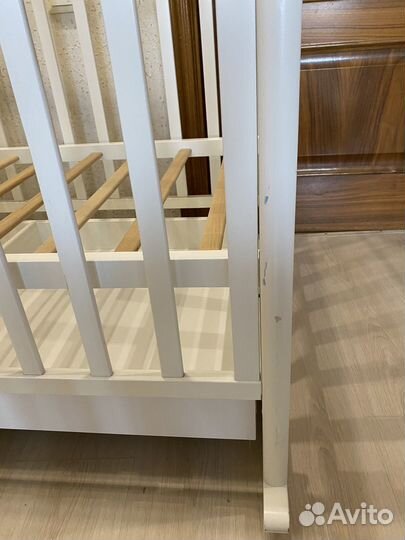 Детская кроватка с продольным маятником