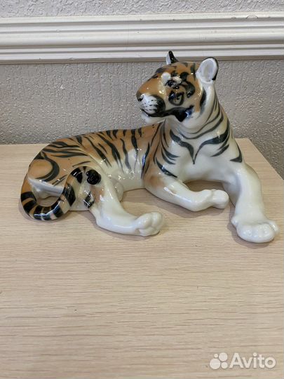 Фарфоровая статуэтка тигр