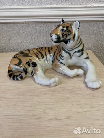 Фарфоровая статуэтка тигр