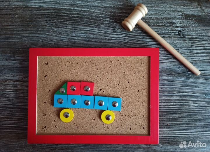 Деревянная мозаика с молотком и гвоздями