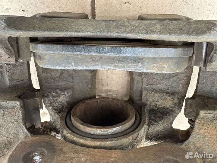 Суппорт передний правый Peugeot 3008