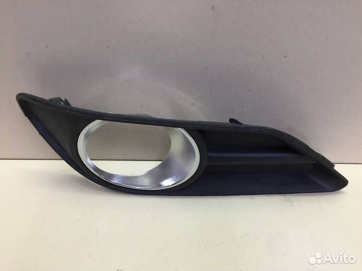 Рамка противотуманной фары правой Toyota Camry V40