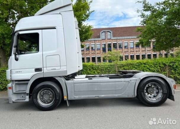 Pазбираем грузовик Mercedes-Benz Actros mpiii 2009