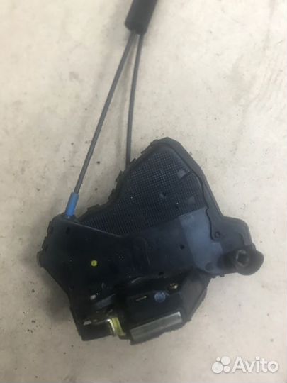 Замок двери передний левый Toyota Avensis ADT250