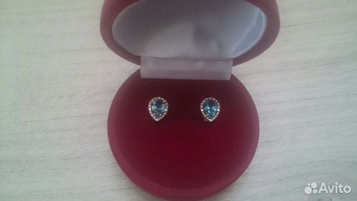 Золотые серьги пусеты с топазом