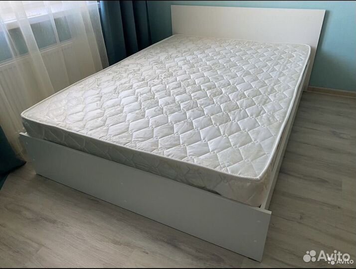 Кровать с матрасом