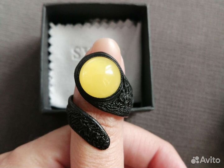 Кожаное кольцо с натуральным янтарем