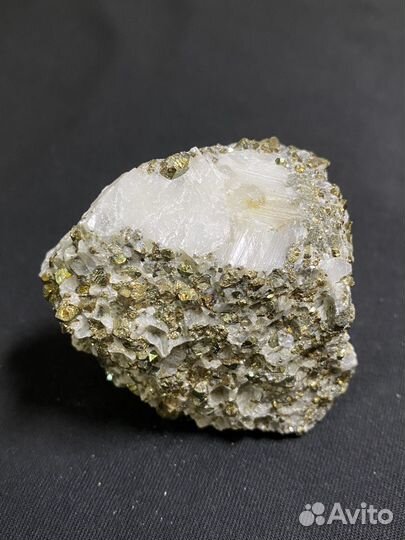 Пирит в кварцевой породе (минерал уральский)