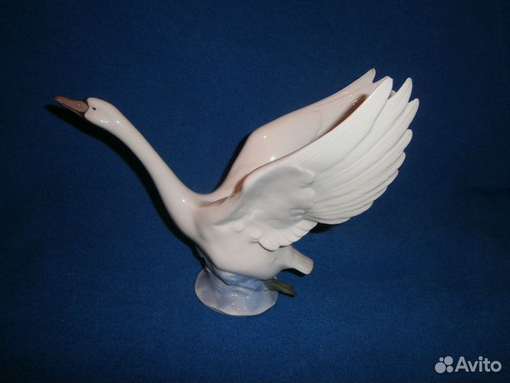 Фарфоровая статуэтка Лебедь Гдр