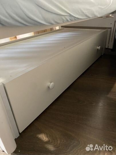 Детская кроватка с маятником и ящиком