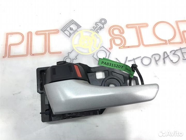 Внутренняя ручка задней левой двери Toyota prius