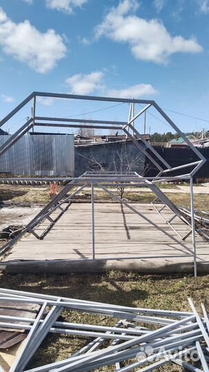 Конструкция из железного профиля