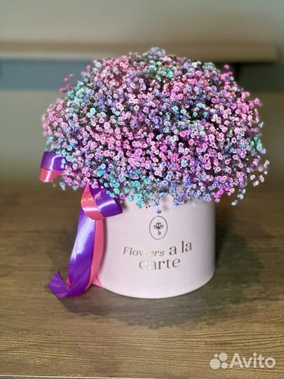 Коробка с радужной гипсофилой