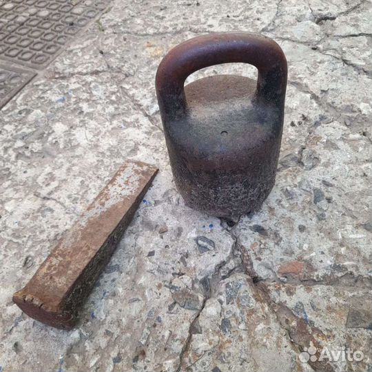 Старинная наковальня большая