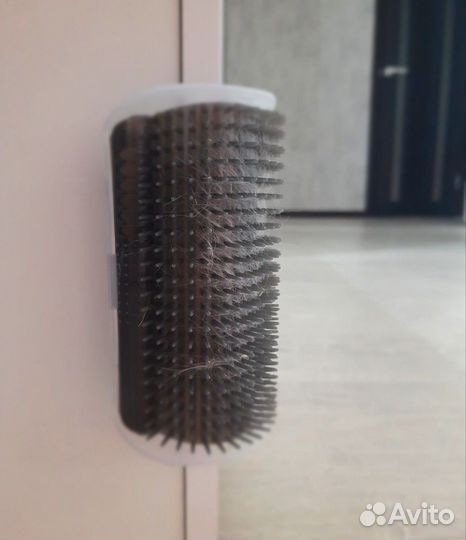 Чесалка для шерсти кошки угловая