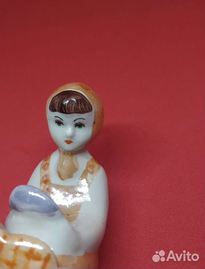 Фарфоровая статуэтка 