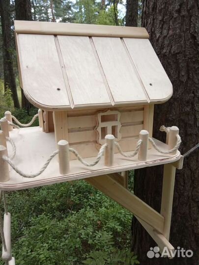 Кормушка-домик для белок и птиц