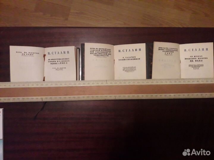 Продаются миниатюрные издания работ И.В. Сталина