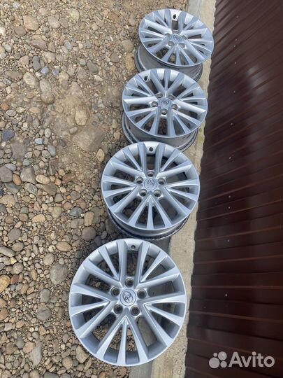 Комплект литых дисков Toyota Camry R17