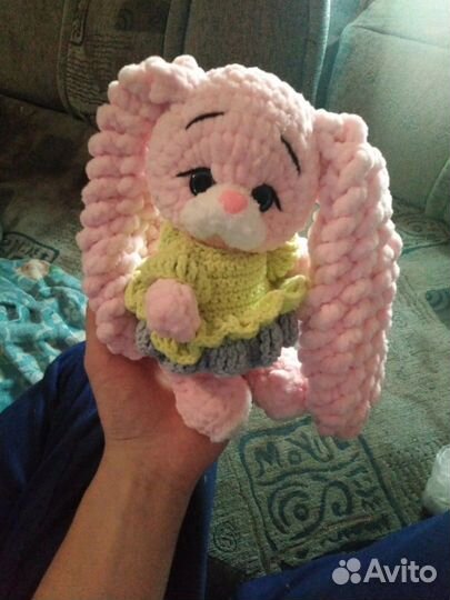 Плюшевый заяц вязанный