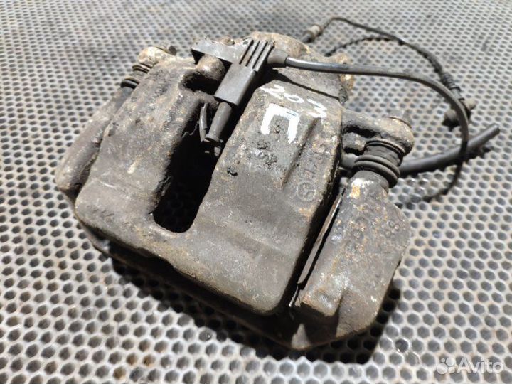 Суппорт передний передний правый Mercedes C200