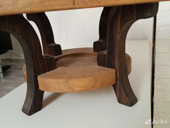 Дубовый винный столик