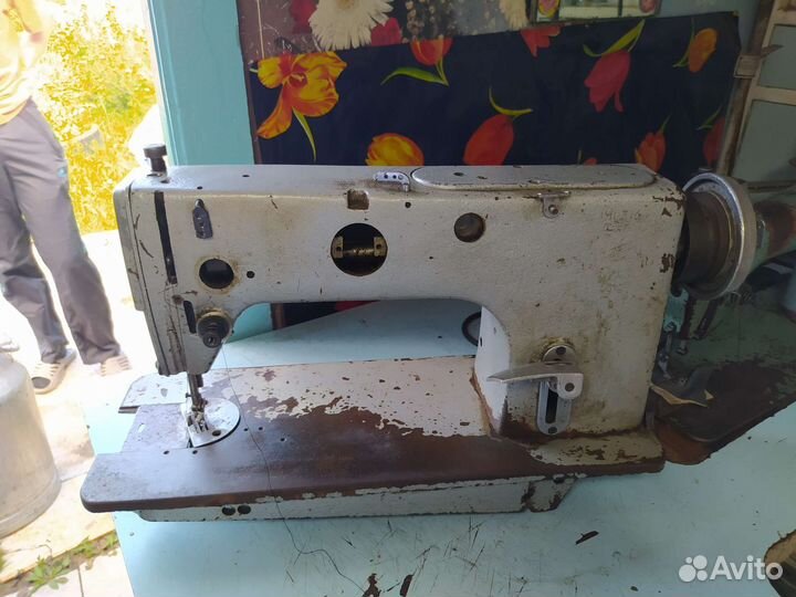 Профессиональная швейная машинка