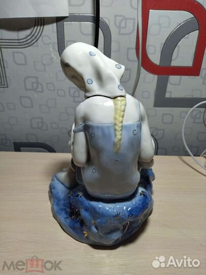 Фарфоровая статуэтка 