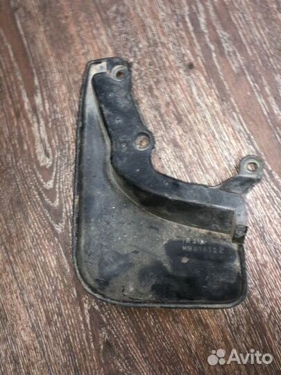 Брызговик передний правый Mitsubishi Colt CB2A