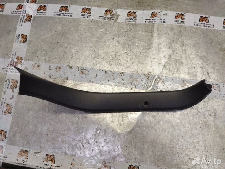 Обшивка двери багажника задняя левая Toyota