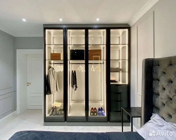 Шкаф с витринными фасадами