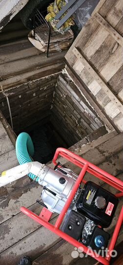 Откачка воды мотопомпой