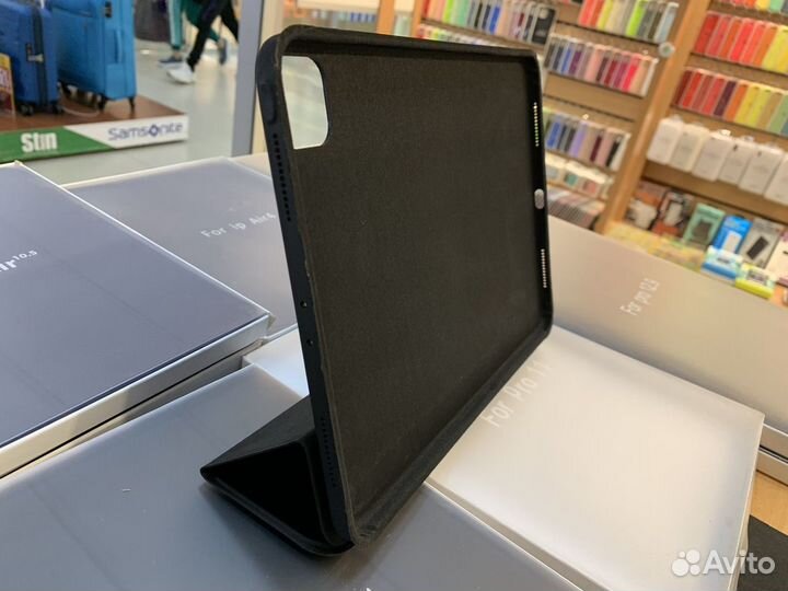 Чехлы и защитные стекла для iPad