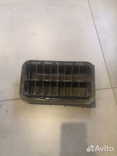 Решетка вентиляционная правая Lexus Lx570 3 3UR-FE