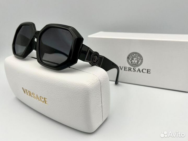 Солнцезащитные очки versace