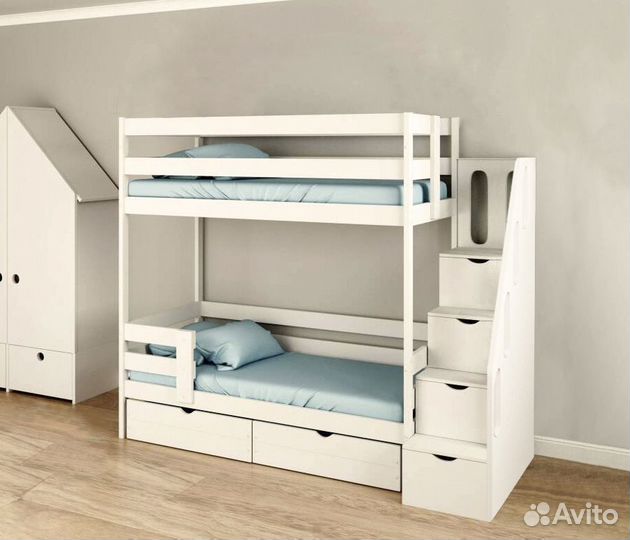Двухярусная кровать с лестницей комодом