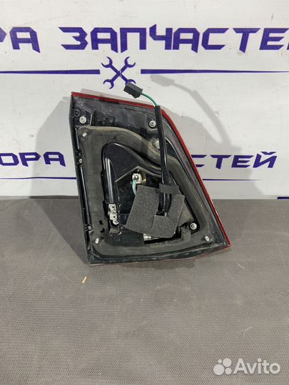 Фонарь задний внутренний правый Toyota