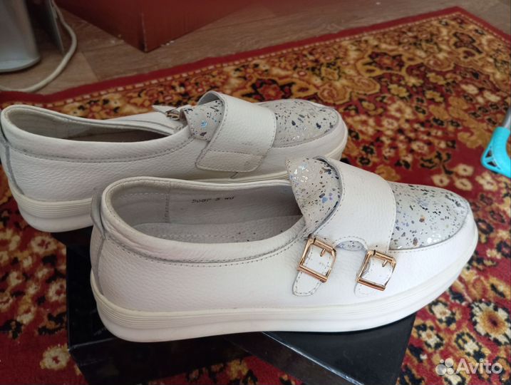 Кроссовки кожаные женские на 39-40 размер