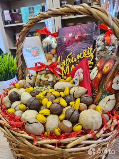 Подарочная корзина: орехи, сладости, мед