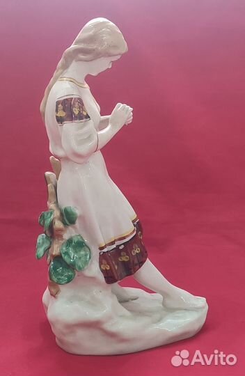 Статуэтка фарфоровая. Гадание на ромашке. СССР