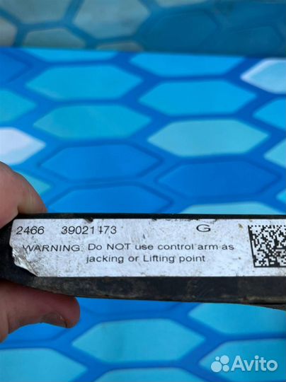 Рычаг передний правый 39021473