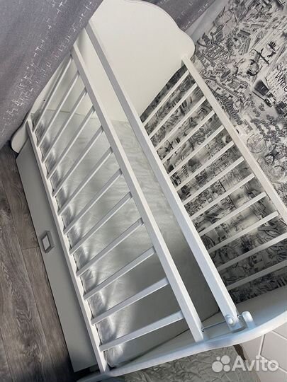 Детская кроватка с маятником и ящиком