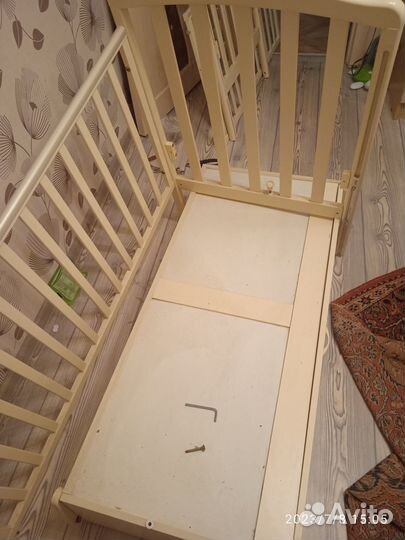 Детская кроватка и комод