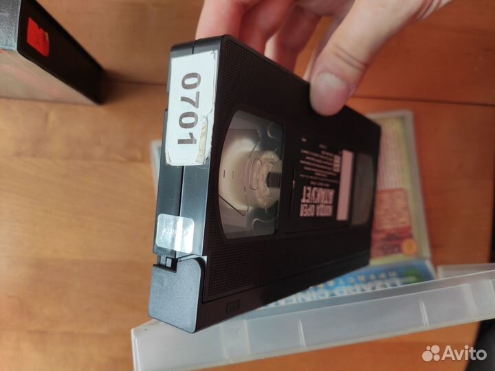 Видеокассеты VHS в пластиковых боксах, 11 штук