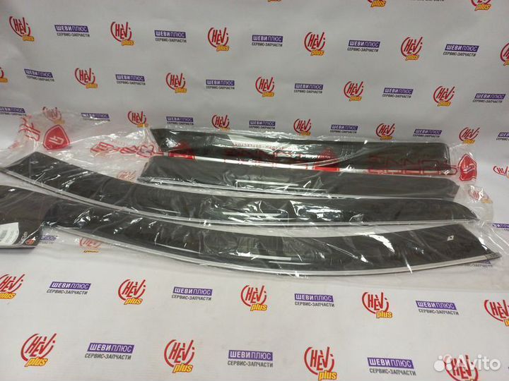 Дефлектора на двери SRX 10-14г. (с хром полосой)