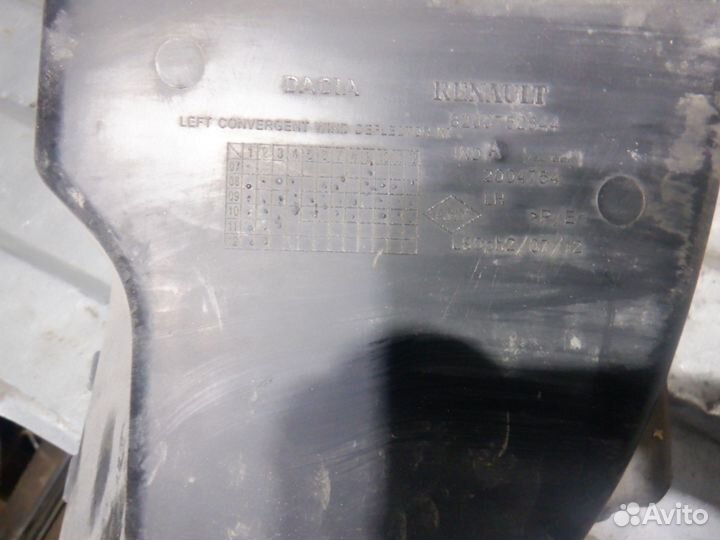 Решетка радиатора в бампер нижняя Рено Логан 1 ф2