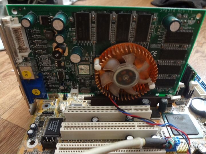 Материнская плата с процессором и памятью