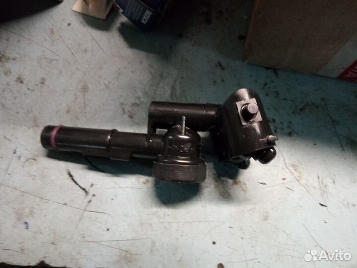 VW golf форсунка омывателя фар правая