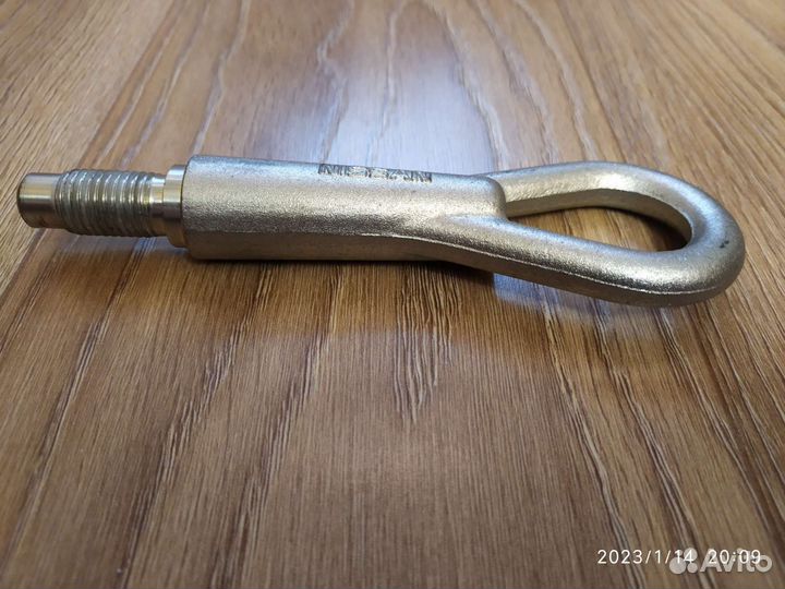 Буксировочный крюк Nissan